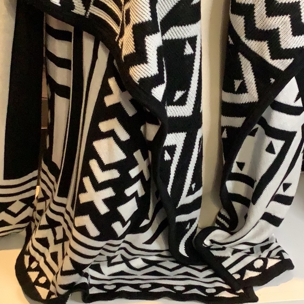 Bar III Black White Open Front Geometric Aztec Sweater Cardigan Size M - Picture 3 of 9